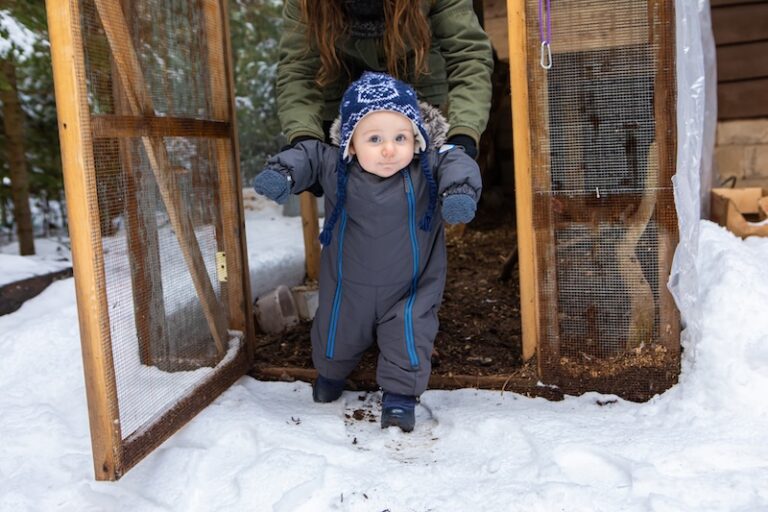 Litet barn med overall