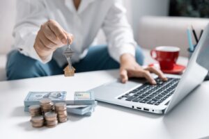 Man vid dator som ska låna pengar