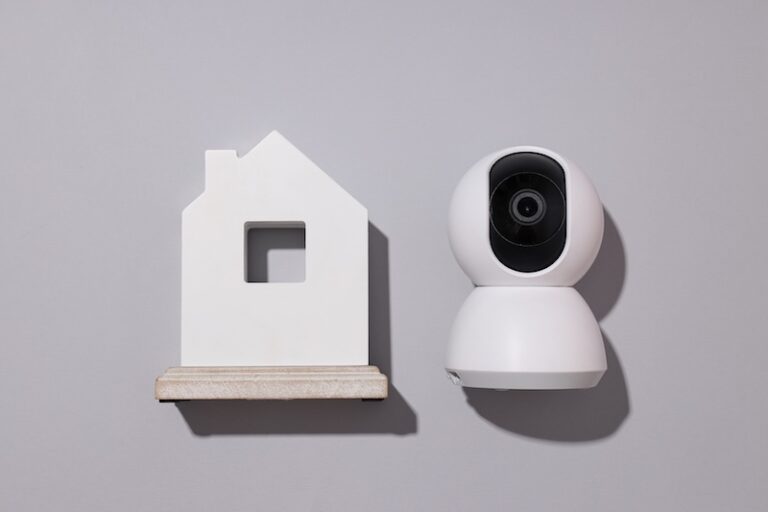 Hus med övervakningskamera