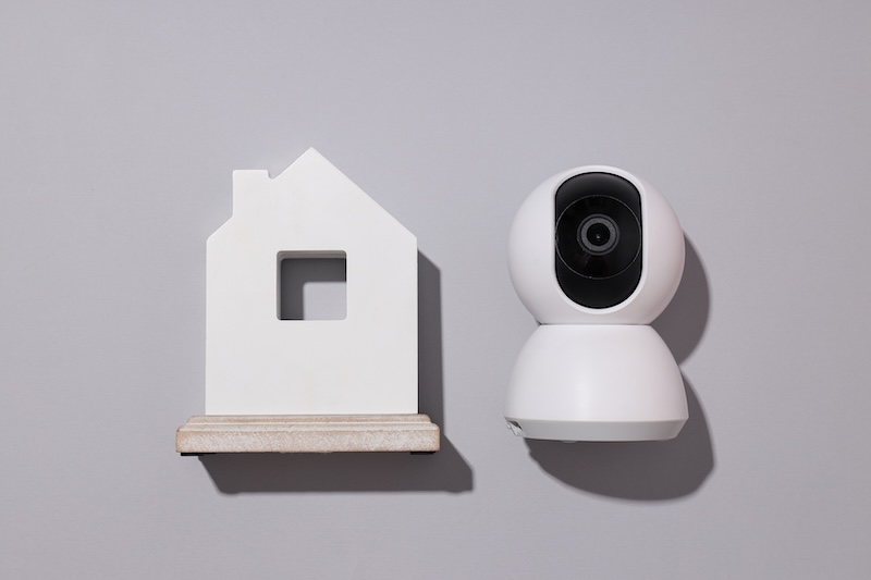 Hus med övervakningskamera